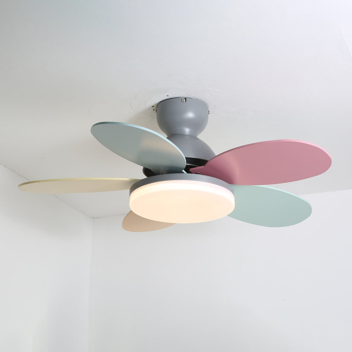 Ventilador de techo con luz Margela en una habitación infantil – imagen 4
