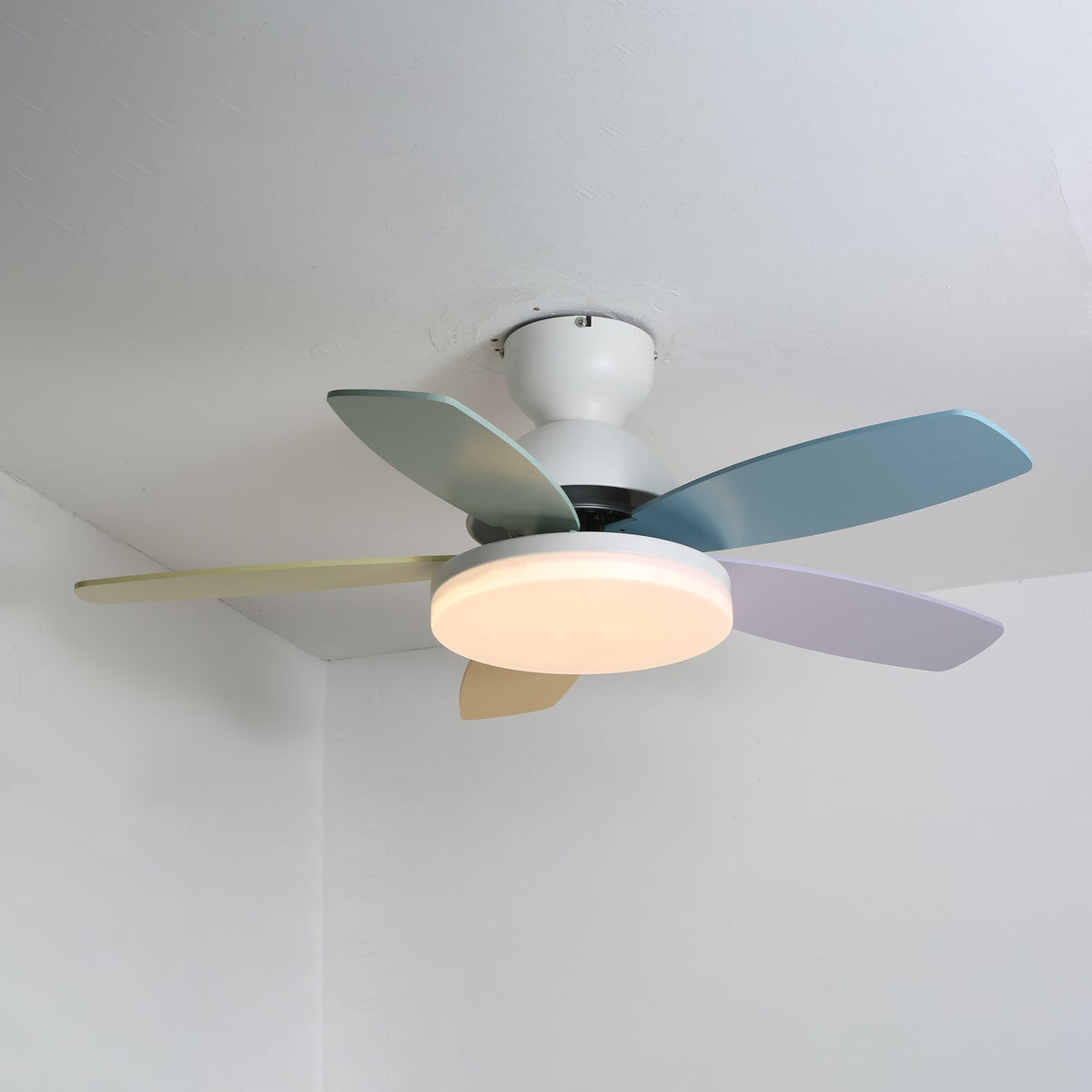Ventilador de techo con luz Margela en una habitación infantil – imagen 17