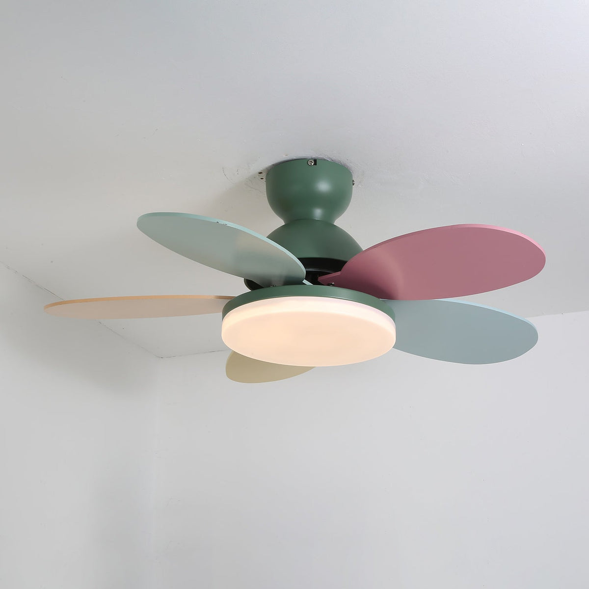 Ventilador de techo con luz Margela en una habitación infantil – imagen 12