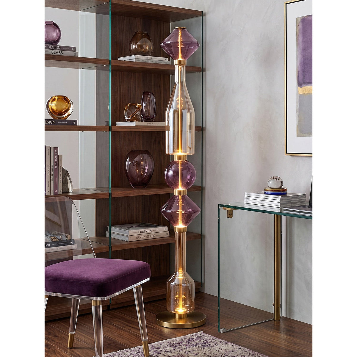 Lámpara de pie de cristal soplado Vidarela en un salón elegante – imagen 15