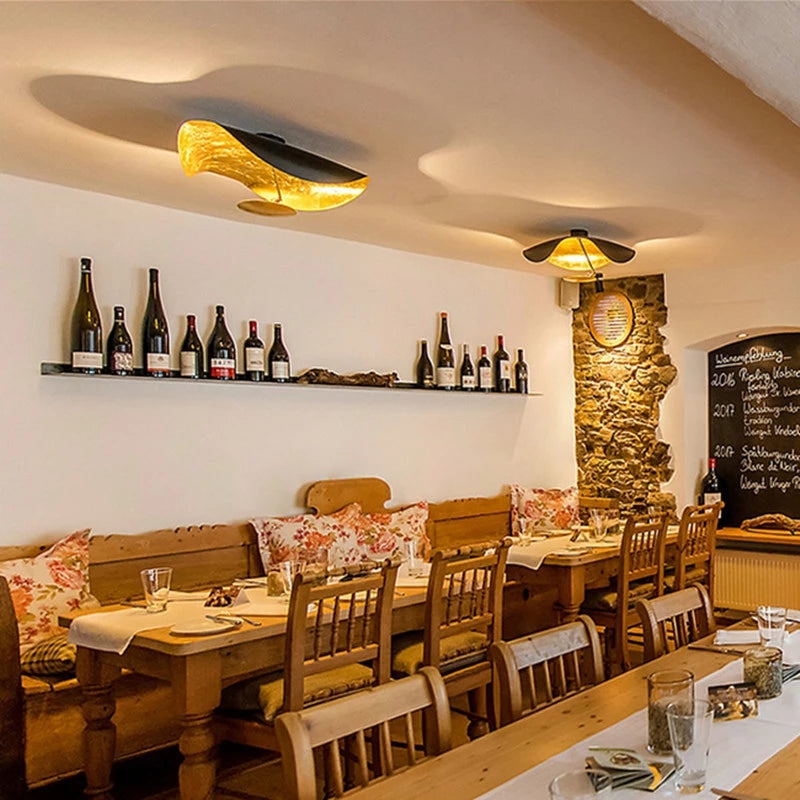 Lámpara colgante en forma de hoja Lotena sobre una mesa de comedor – imagen 11