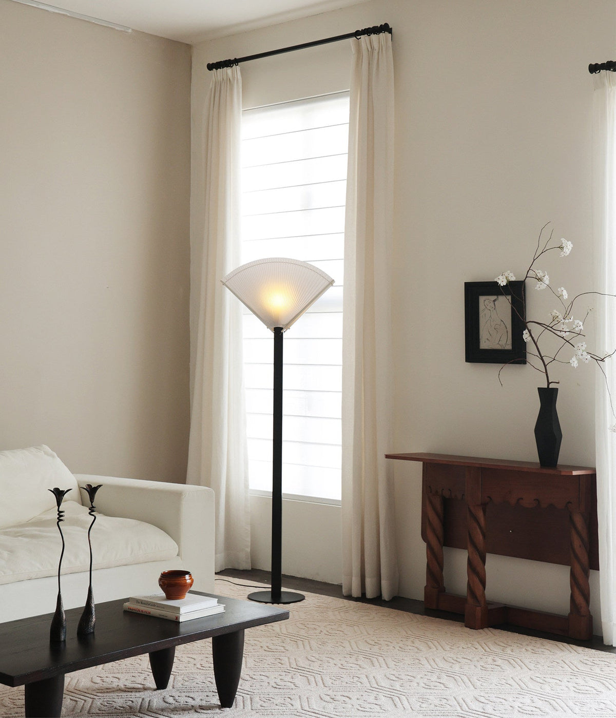 Lámpara de pie abanico plisado Ventalia en un salón sereno – imagen 8