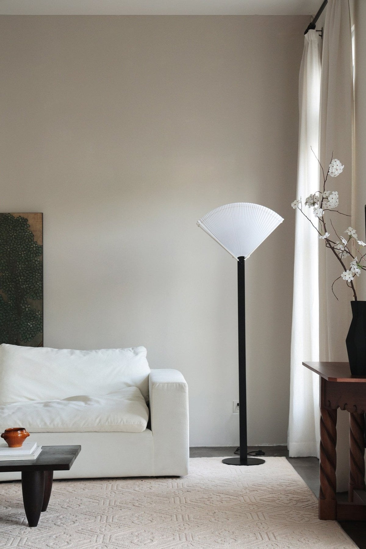 Lámpara de pie abanico plisado Ventalia en un salón sereno – imagen 2