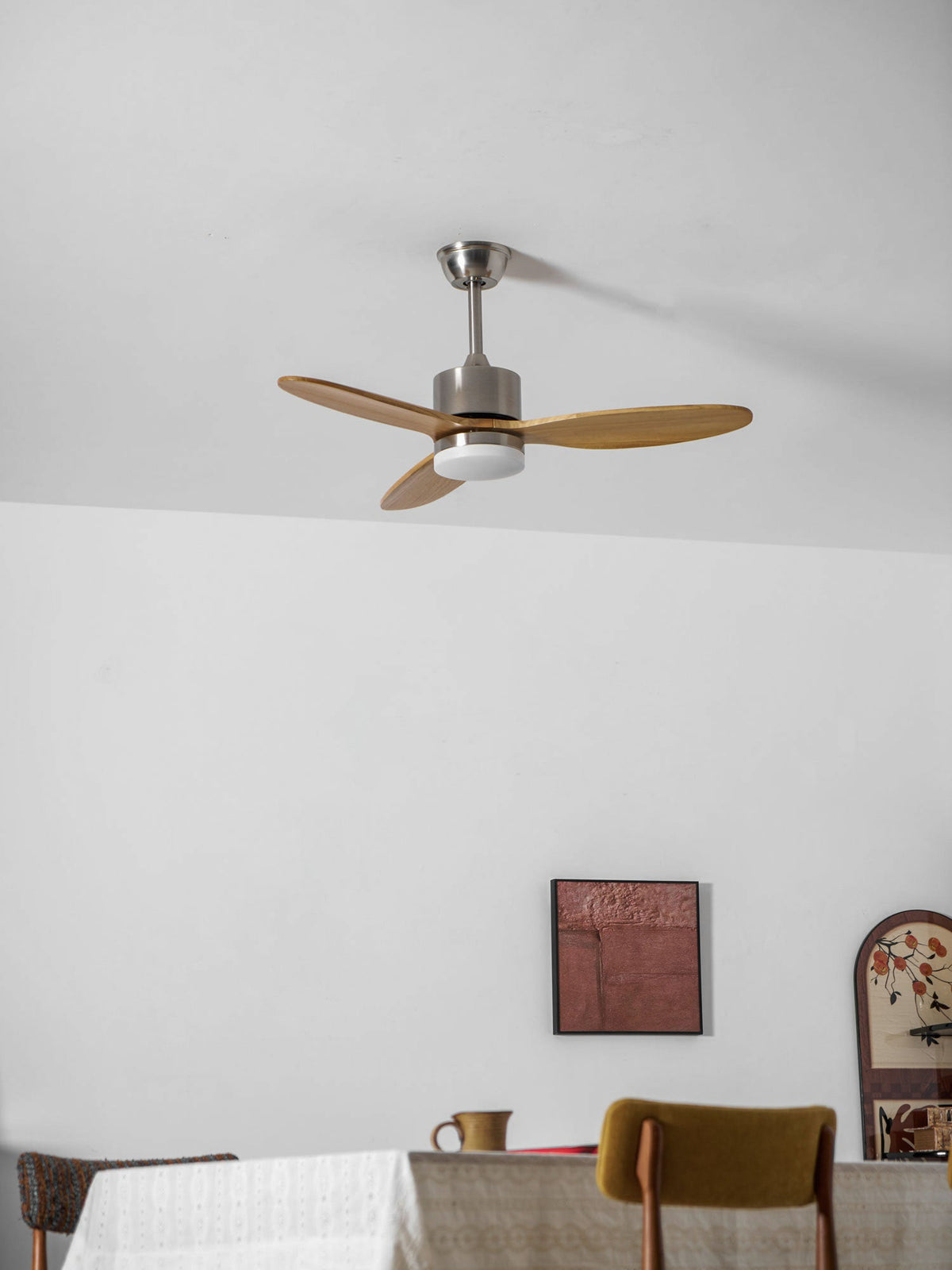 Ventilador de techo con luz Estelia en un salón moderno – imagen 13