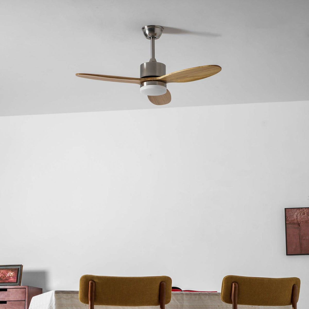 Ventilador de techo con luz Estelia en un salón moderno – imagen 7