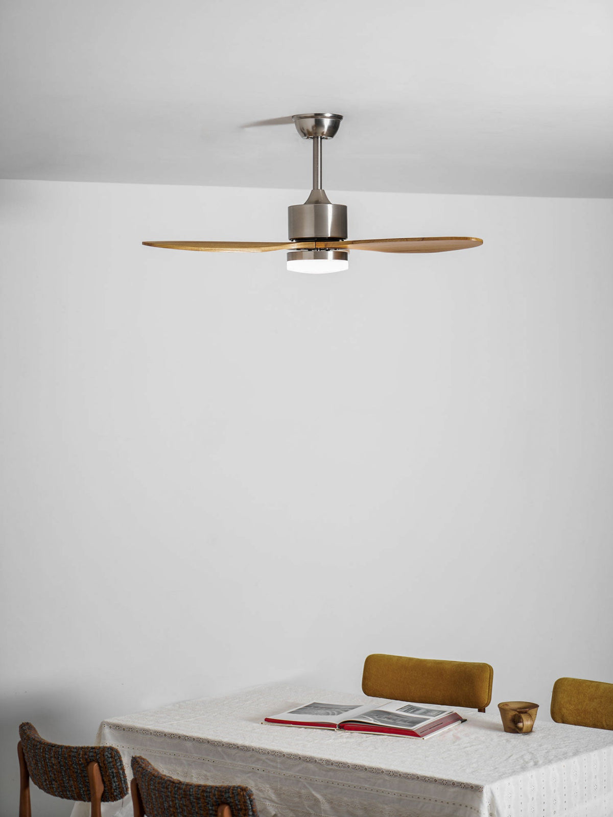 Ventilador de techo con luz Estelia en un salón moderno – imagen 14
