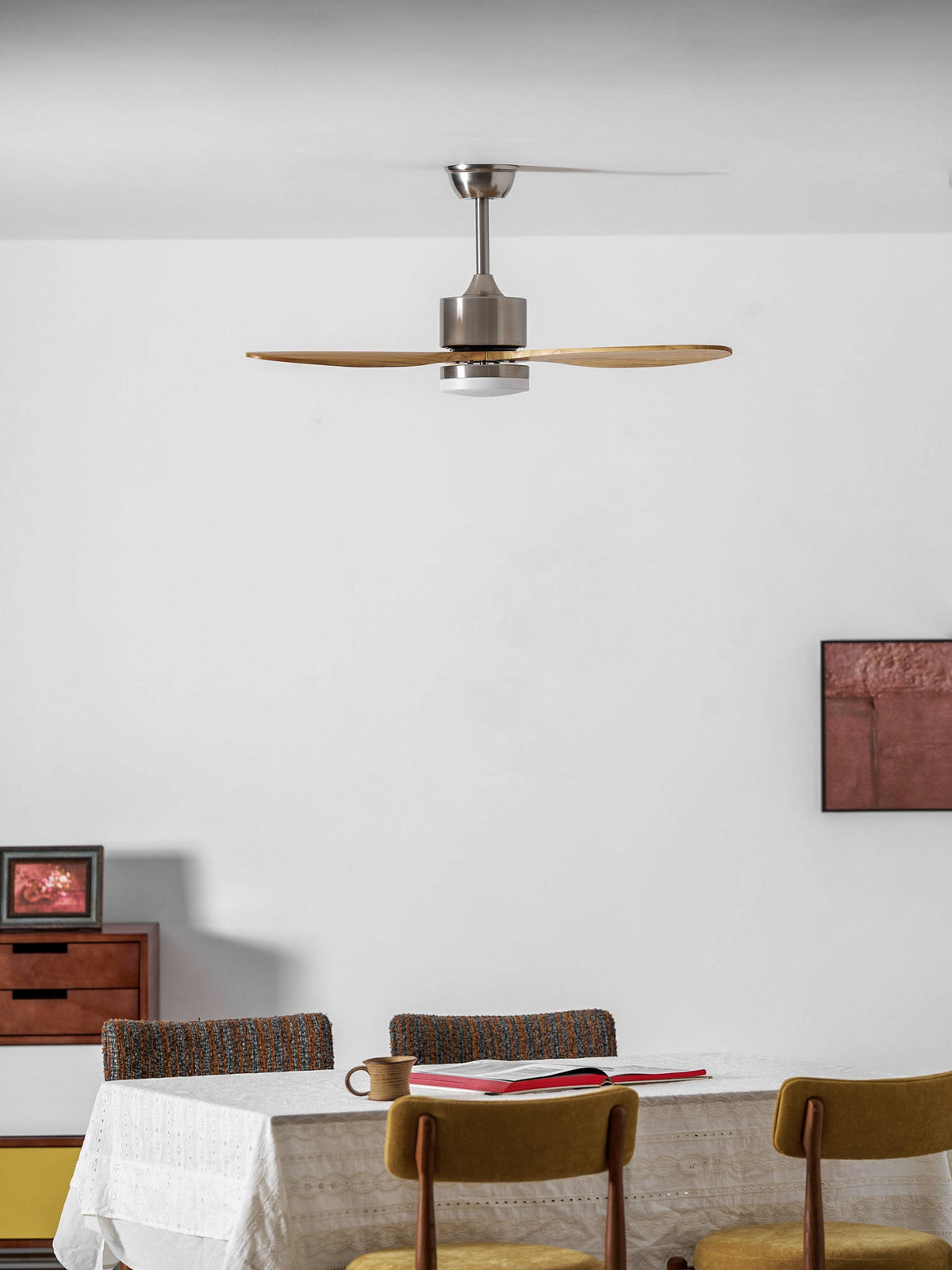 Ventilador de techo con luz Estelia en un salón moderno – imagen 11