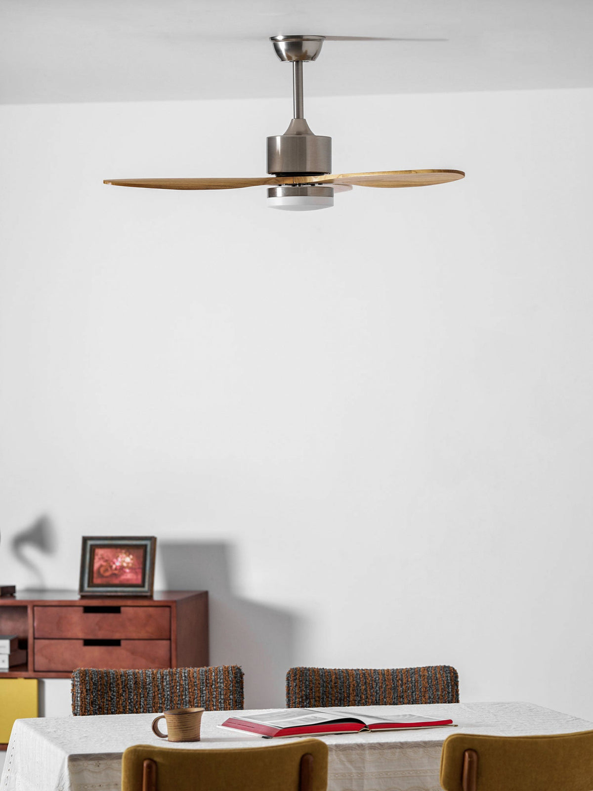 Ventilador de techo con luz Estelia en un salón moderno – imagen 10