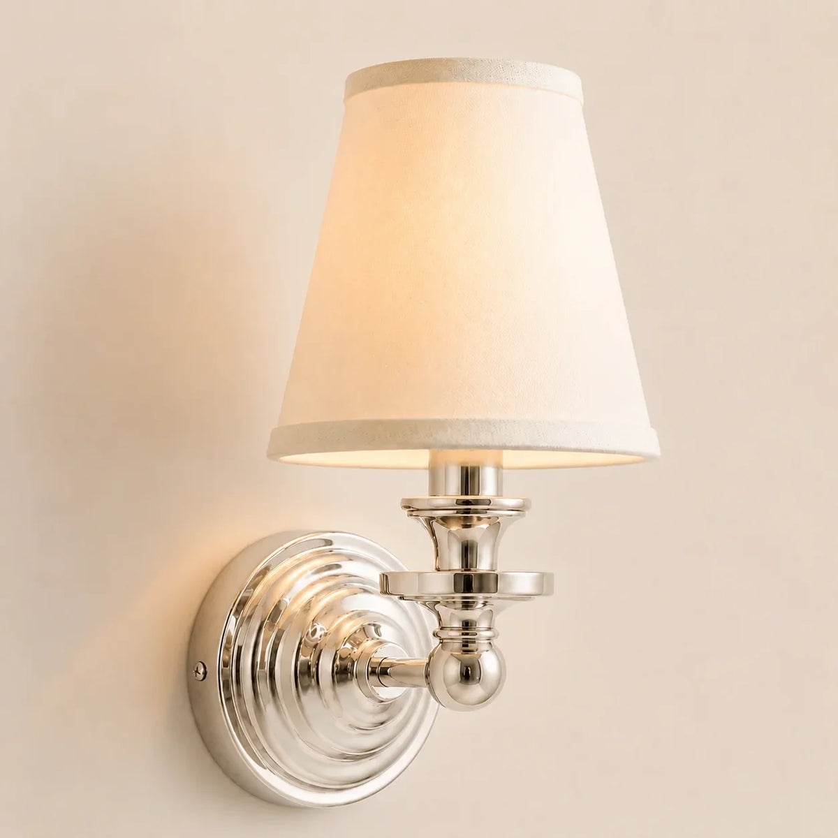 Aplique de pared retro Brezina junto a un cabecero – imagen 32