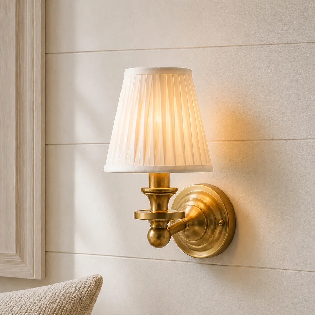 Aplique de pared retro Brezina junto a un cabecero – imagen 20