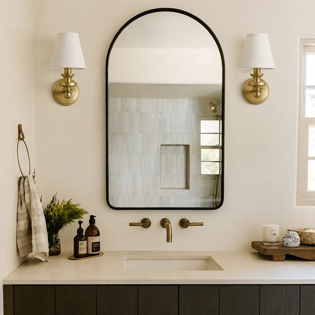 Aplique de pared retro Brezina junto a un cabecero – imagen 10