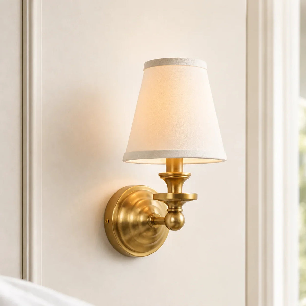 Aplique de pared retro Brezina junto a un cabecero – imagen 24