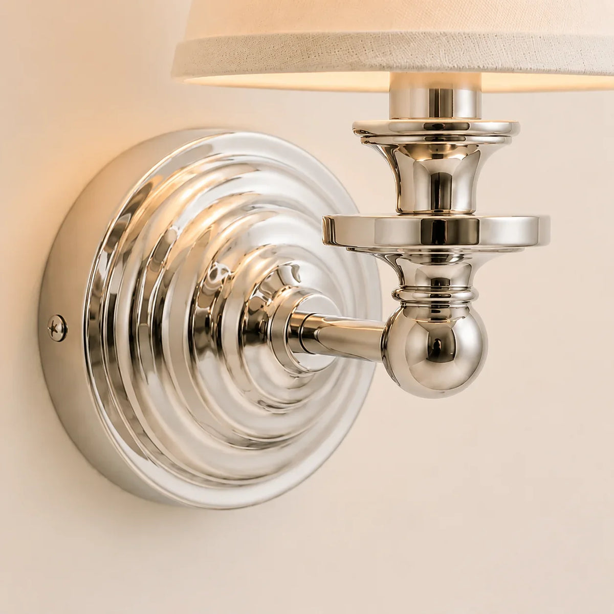 Aplique de pared retro Brezina junto a un cabecero – imagen 37