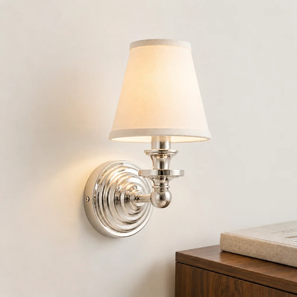 Aplique de pared retro Brezina junto a un cabecero – imagen 12
