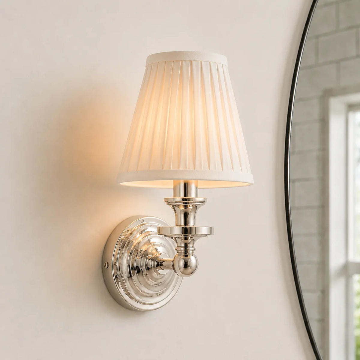 Aplique de pared retro Brezina junto a un cabecero – imagen 17