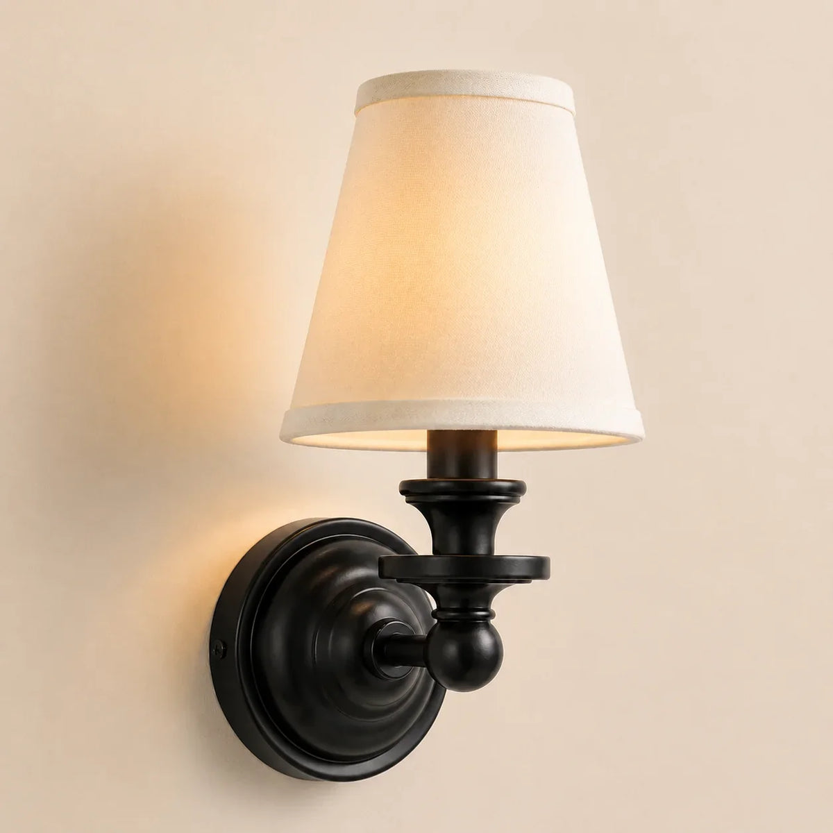 Aplique de pared retro Brezina junto a un cabecero – imagen 33
