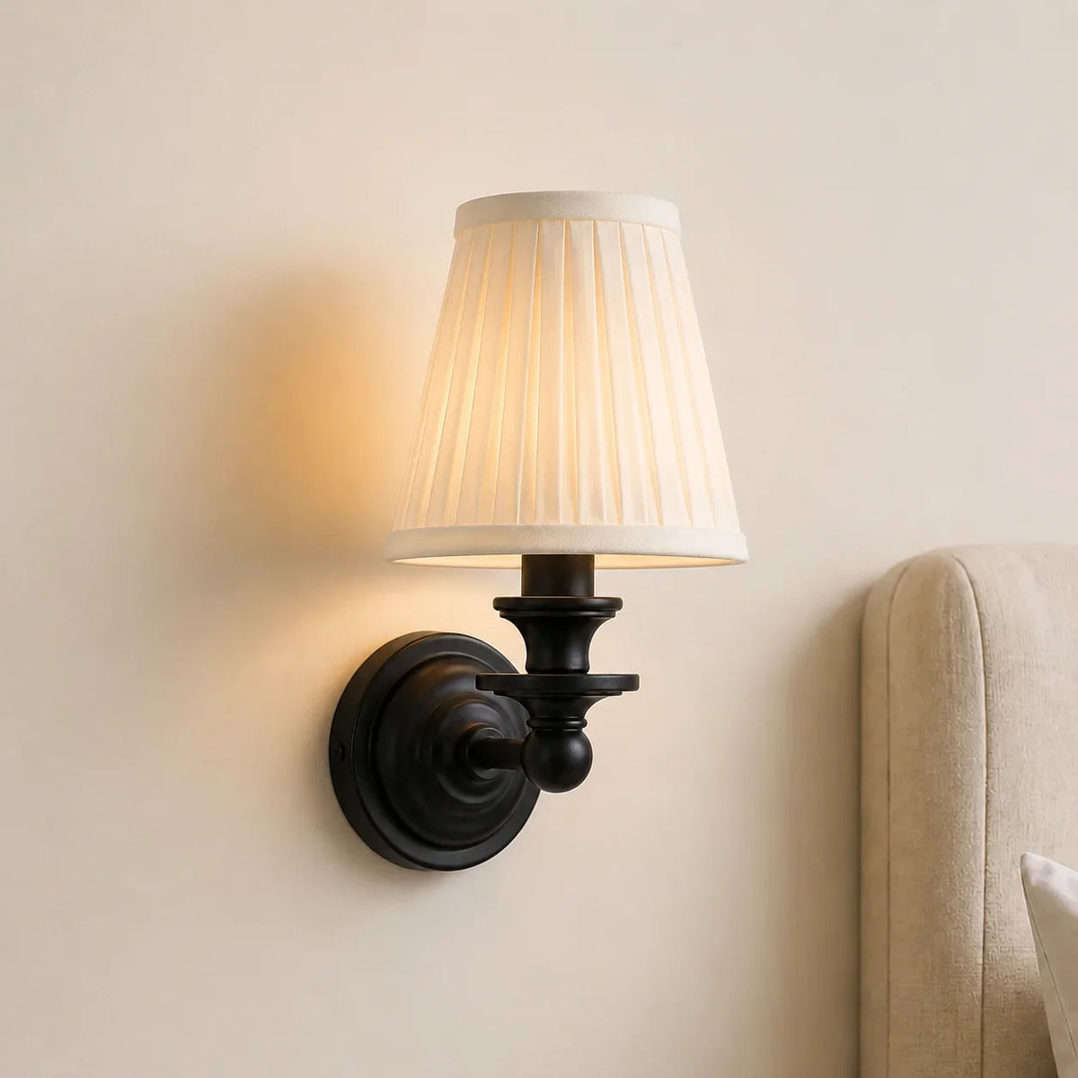 Aplique de pared retro Brezina junto a un cabecero – imagen 18