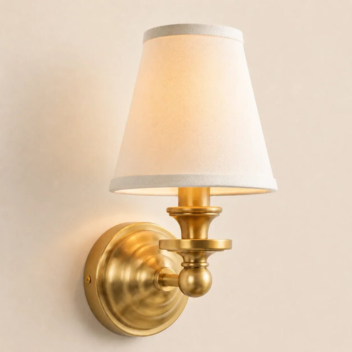 Aplique de pared retro Brezina junto a un cabecero – imagen 34