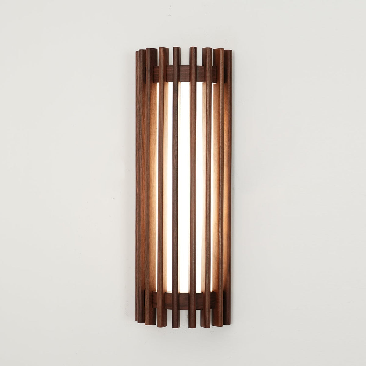 Aplique de pared de madera Listela en un salón de estilo natural – imagen 5