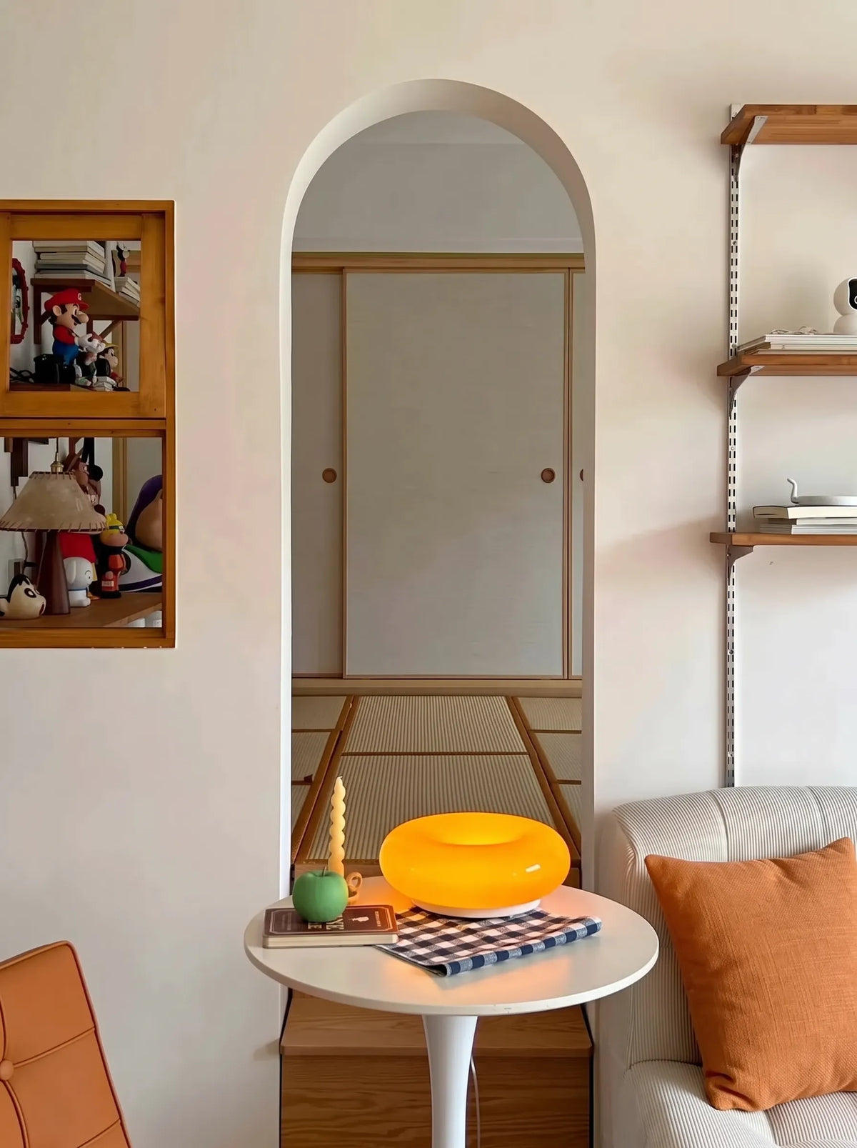 Lámpara dónut retro Rosquela en un salón colorido – imagen 6