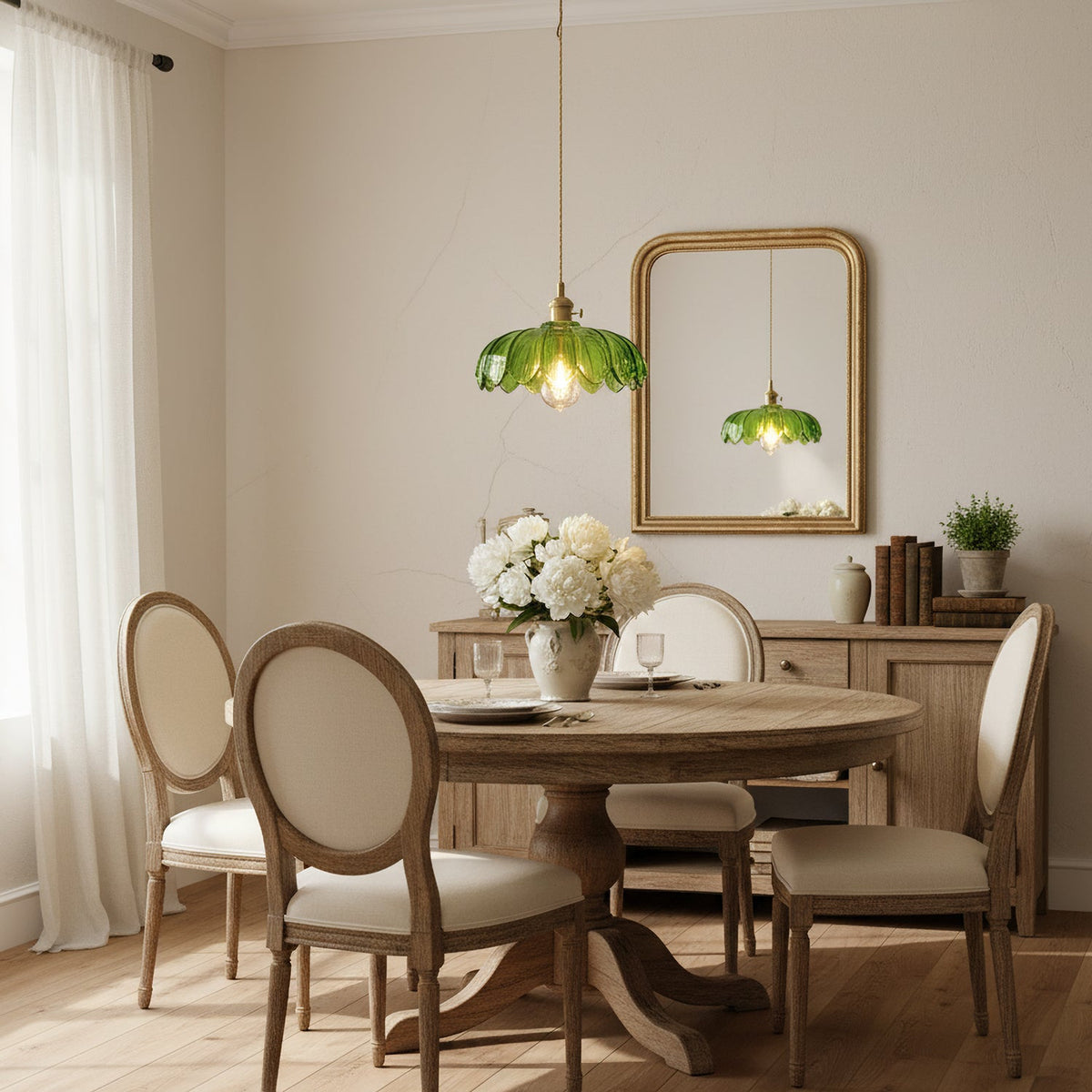 Lámpara colgante retro Esmalda sobre una mesa de comedor – imagen 2