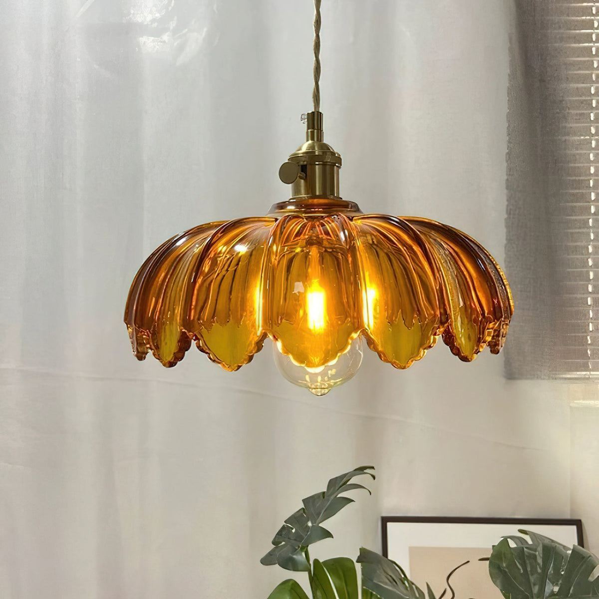 Lámpara colgante retro Esmalda sobre una mesa de comedor – imagen 22