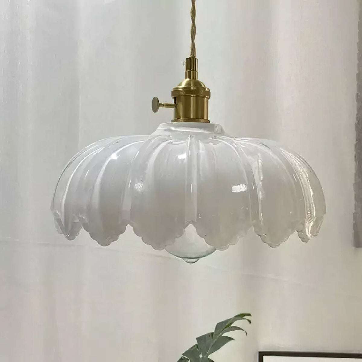 Lámpara colgante retro Esmalda sobre una mesa de comedor – imagen 27
