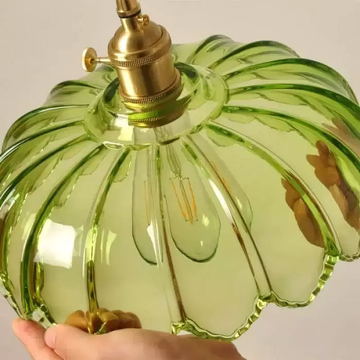 Lámpara colgante retro Esmalda sobre una mesa de comedor – imagen 28