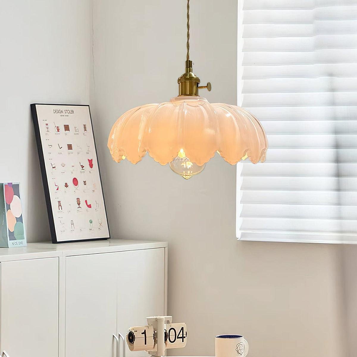 Lámpara colgante retro Esmalda sobre una mesa de comedor – imagen 17