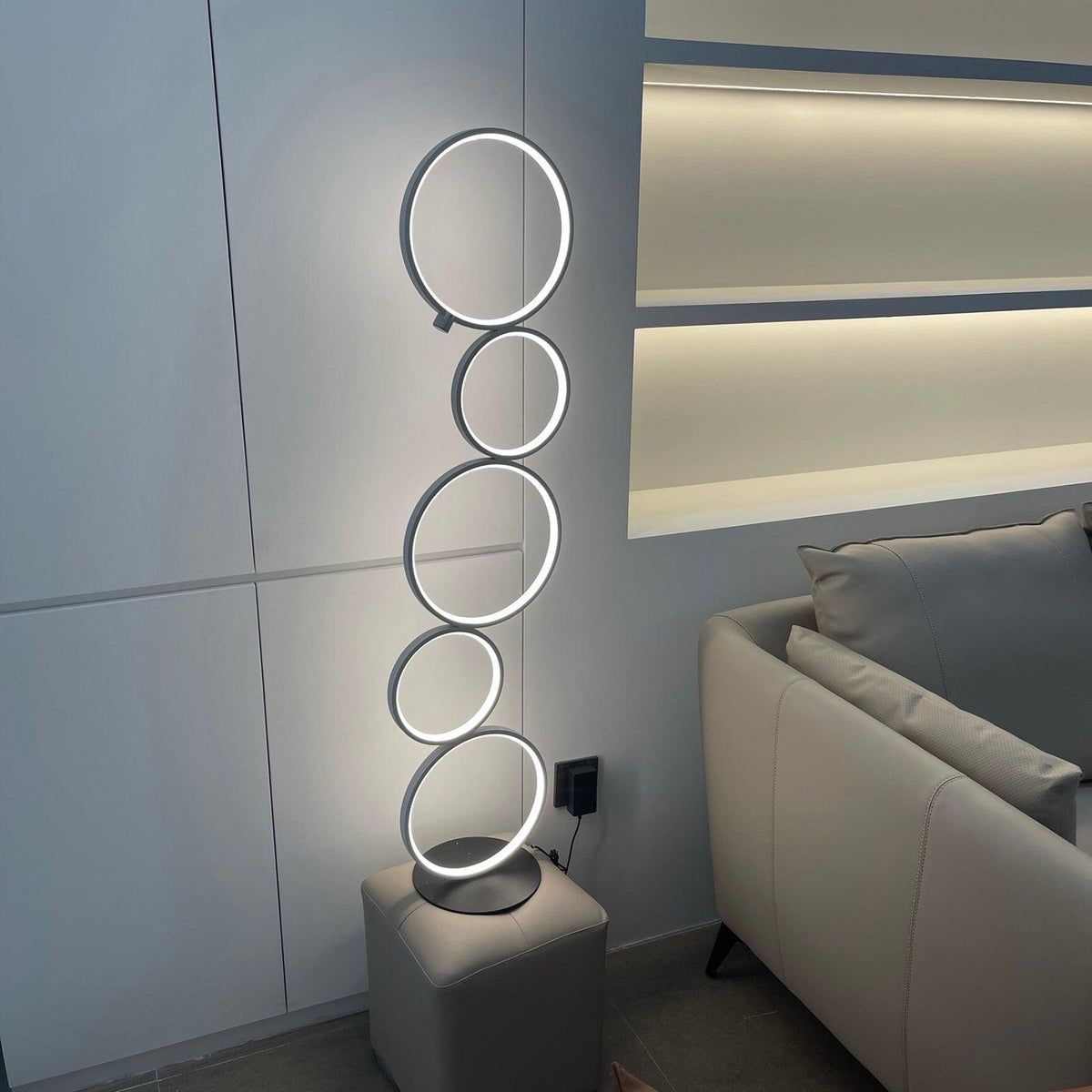 Lámpara de pie LED de aros Ruedina en un salón moderno – imagen 12