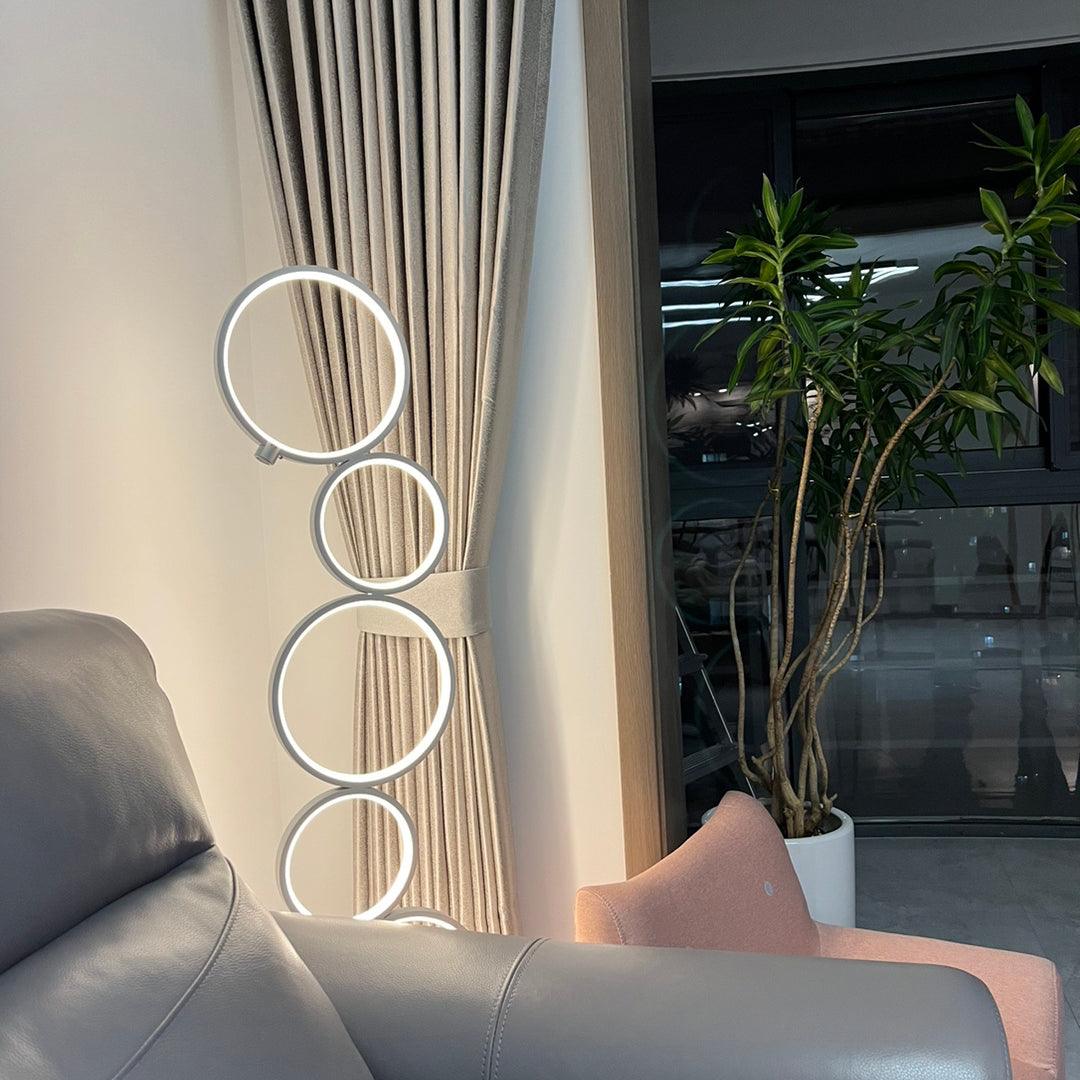 Lámpara de pie LED de aros Ruedina en un salón moderno – imagen 13