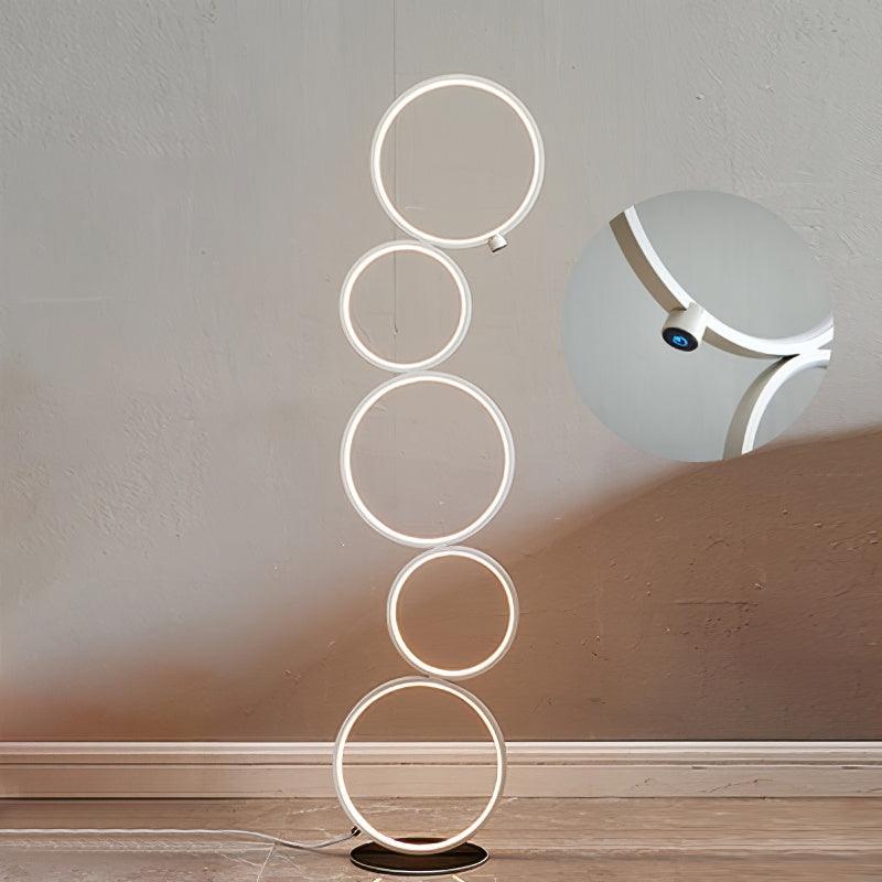 Lámpara de pie LED de aros Ruedina en un salón moderno – imagen 15