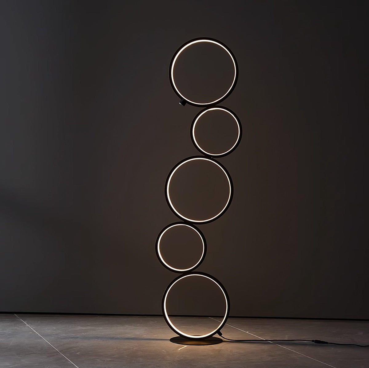 Lámpara de pie LED de aros Ruedina en un salón moderno – imagen 5