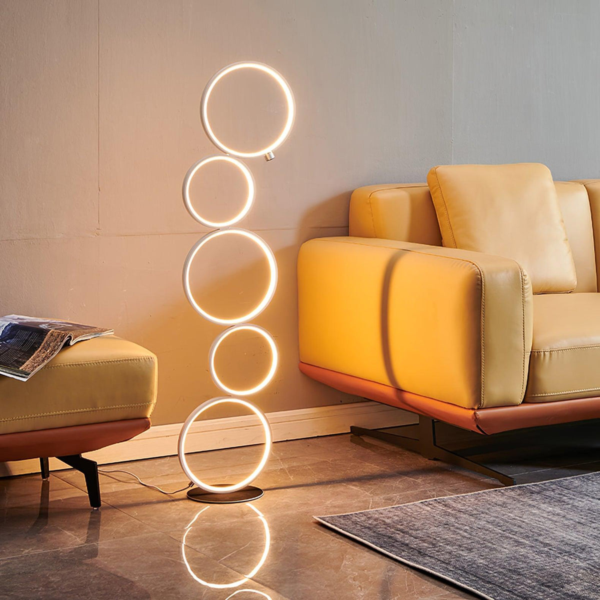 Lámpara de pie LED de aros Ruedina en un salón moderno – imagen 9