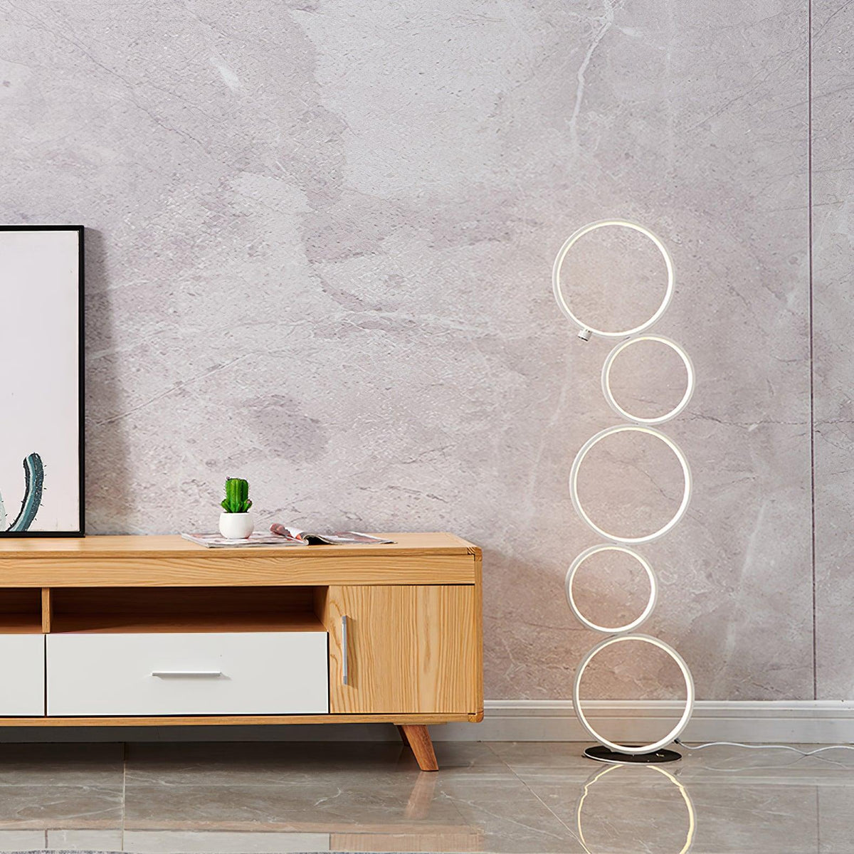 Lámpara de pie LED de aros Ruedina en un salón moderno – imagen 10