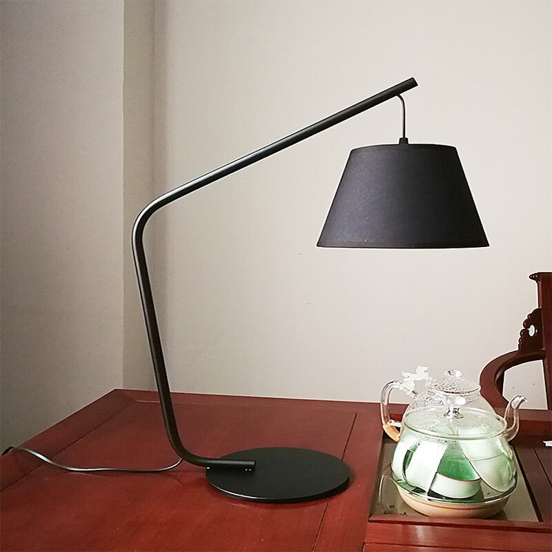 Lámpara de pie arco Sedal – versión de mesa sobre un aparador
