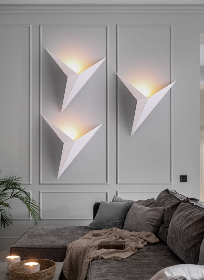 TriLuz – Lámpara de Pared Triangular con Diseño Moderno