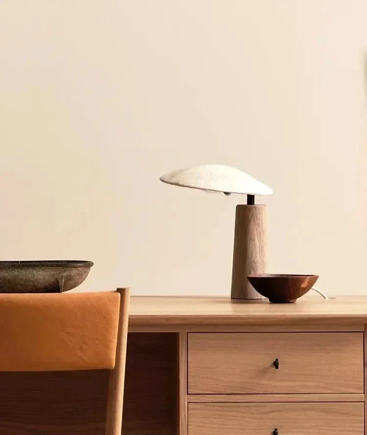 SereniLuz – Lámpara de Mesa de Madera LED Estilo Zen