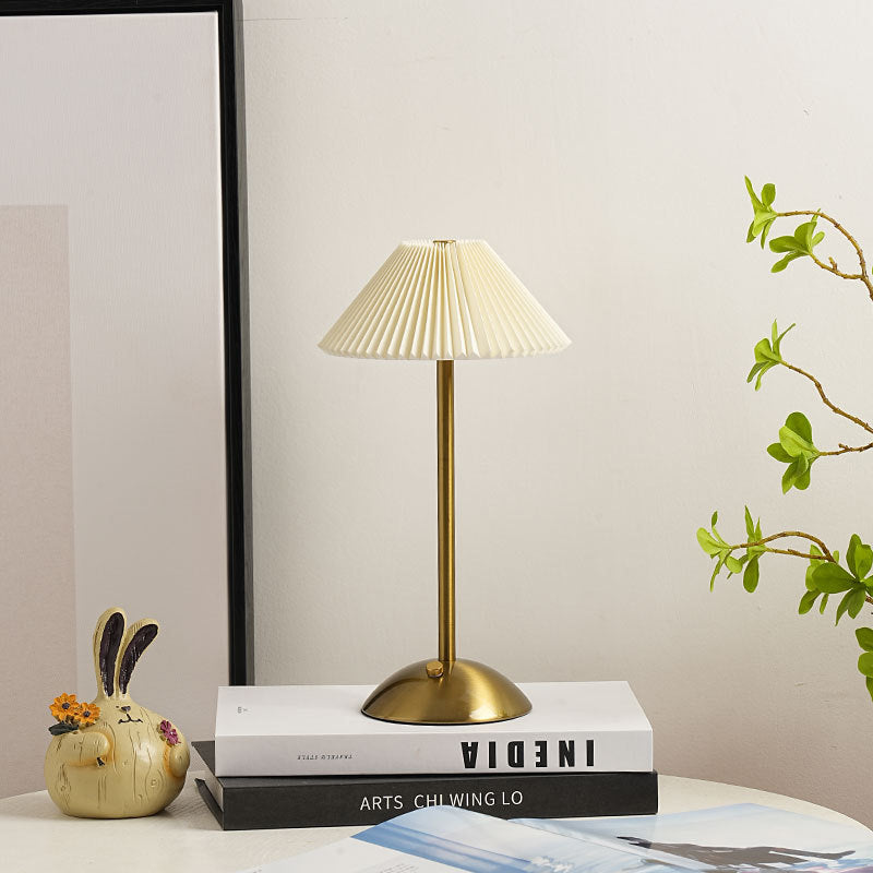 Lámpara de mesa recargable Delisa con pantalla plisada – pantalla beige y base bronce