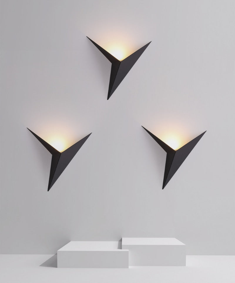 TriLuz – Lámpara de Pared Triangular con Diseño Moderno