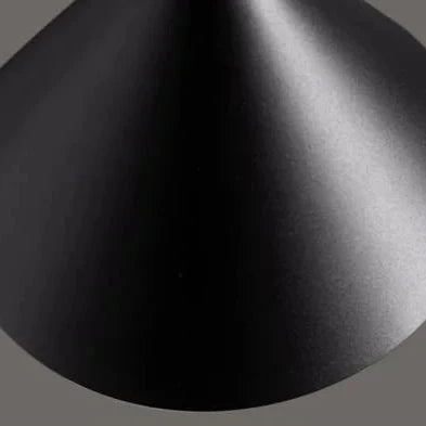 Lámpara de pie de arco Sauceda – detalle de la pantalla cónica negra