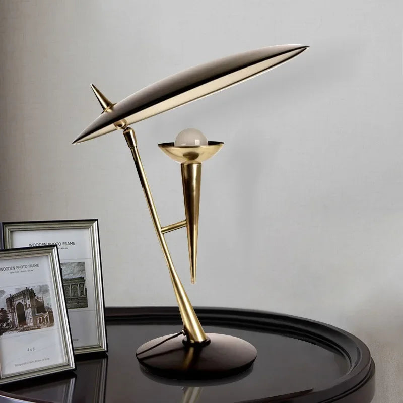 Lámpara de mesa retro Ivuelo con reflector en un salón de estilo mid-century – imagen 2