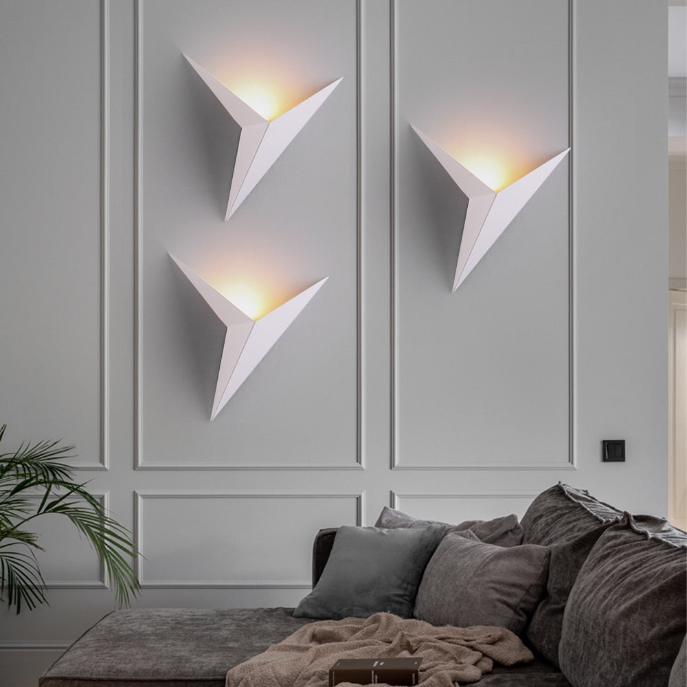 TriLuz – Lámpara de Pared Triangular con Diseño Moderno