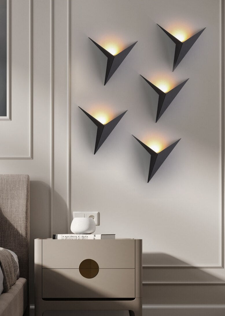 TriLuz – Lámpara de Pared Triangular con Diseño Moderno