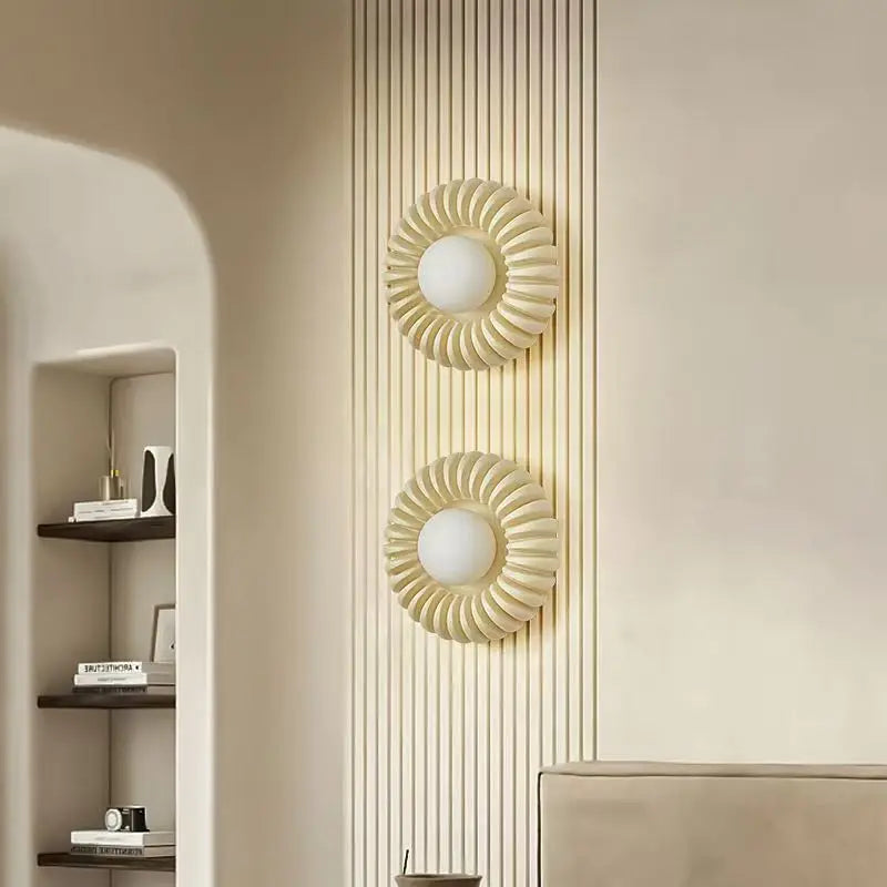 Aplique de pared en forma de flor Zinela – pareja de apliques en un pasillo
