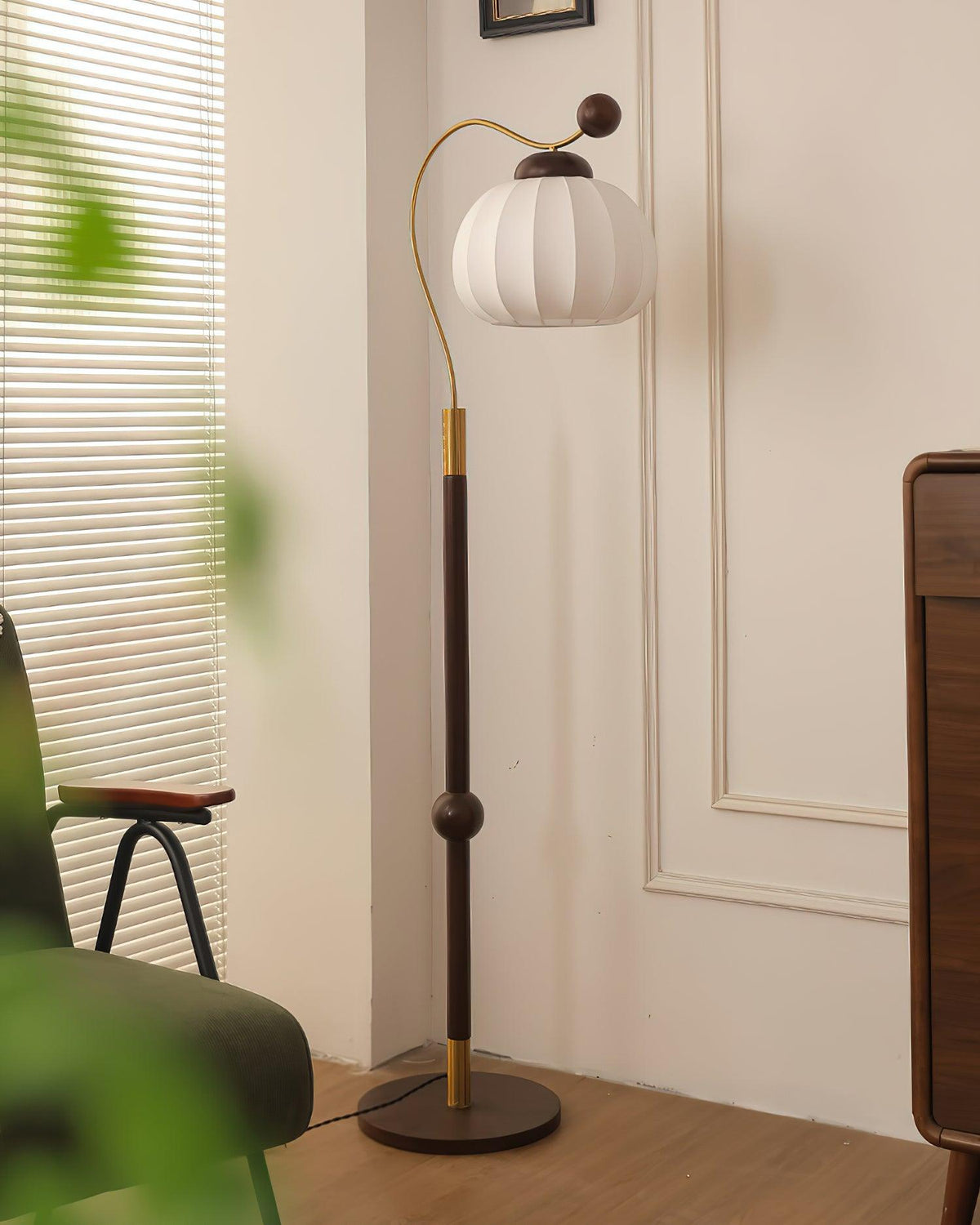 Lámpara de pie con pantalla de seda Sedella en un salón de estilo clásico – imagen 8