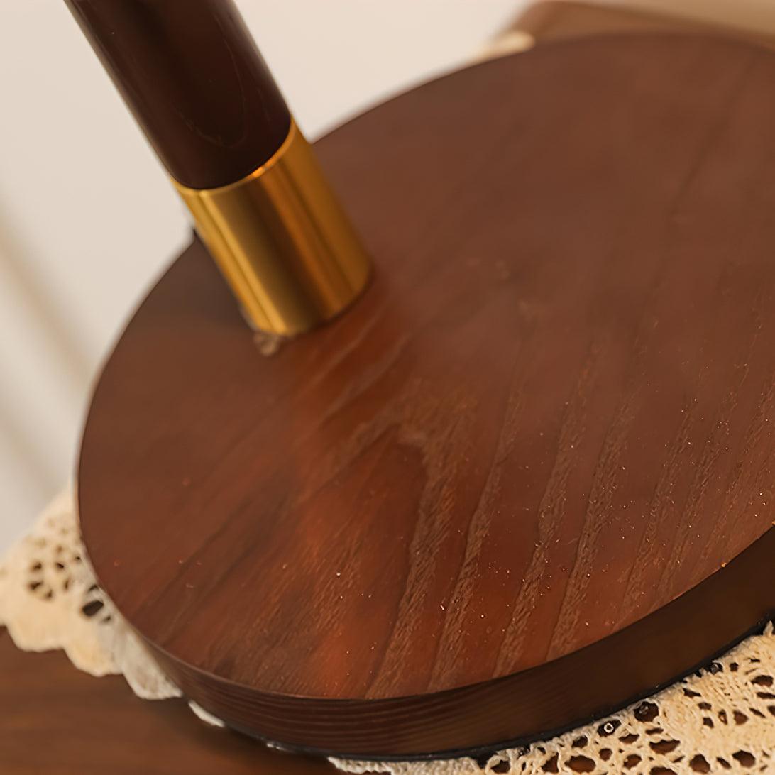 Lámpara de pie con pantalla de seda Sedella – detalle de la base de madera