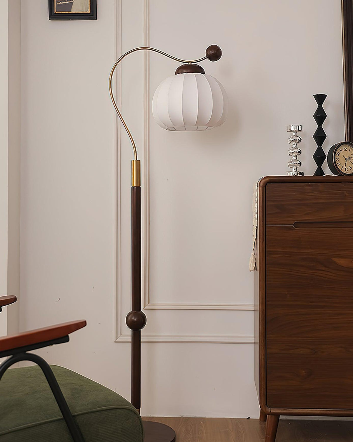 Lámpara de pie con pantalla de seda Sedella en un salón de estilo clásico – imagen 9