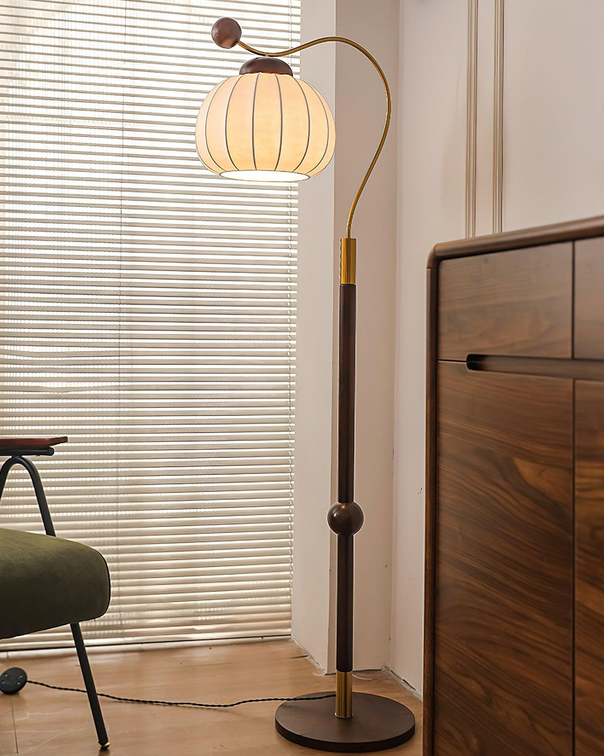 Lámpara de pie con pantalla de seda Sedella en un salón de estilo clásico – imagen 5