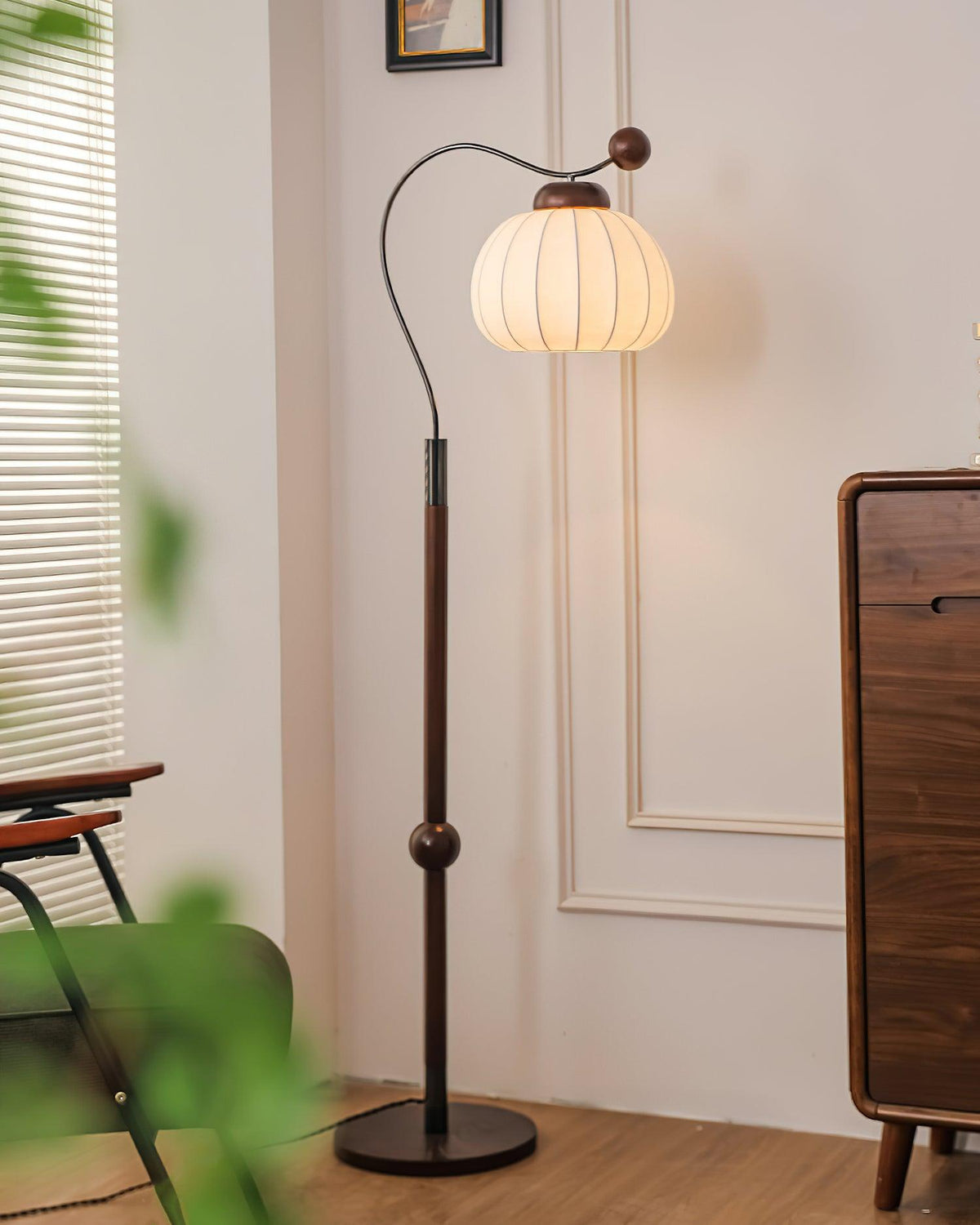 Lámpara de pie con pantalla de seda Sedella en un salón de estilo clásico – imagen 12